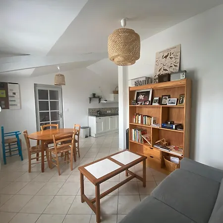 Maison A 2 Pas Du Marche Et *